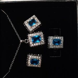 Necklace set blue stones New in box ❤️❤️💜💜